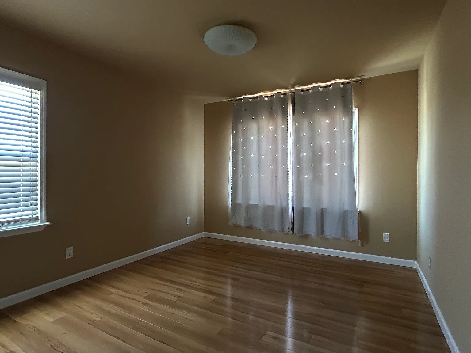 4 bed, 1939 sqft, $2,600 — Photo 2
