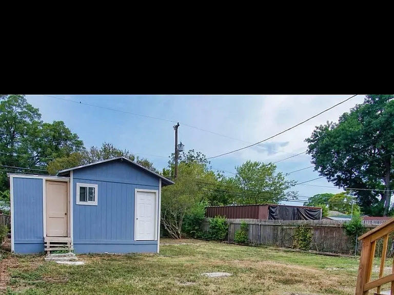 3554 W Woodlawn Ave — Photo 2