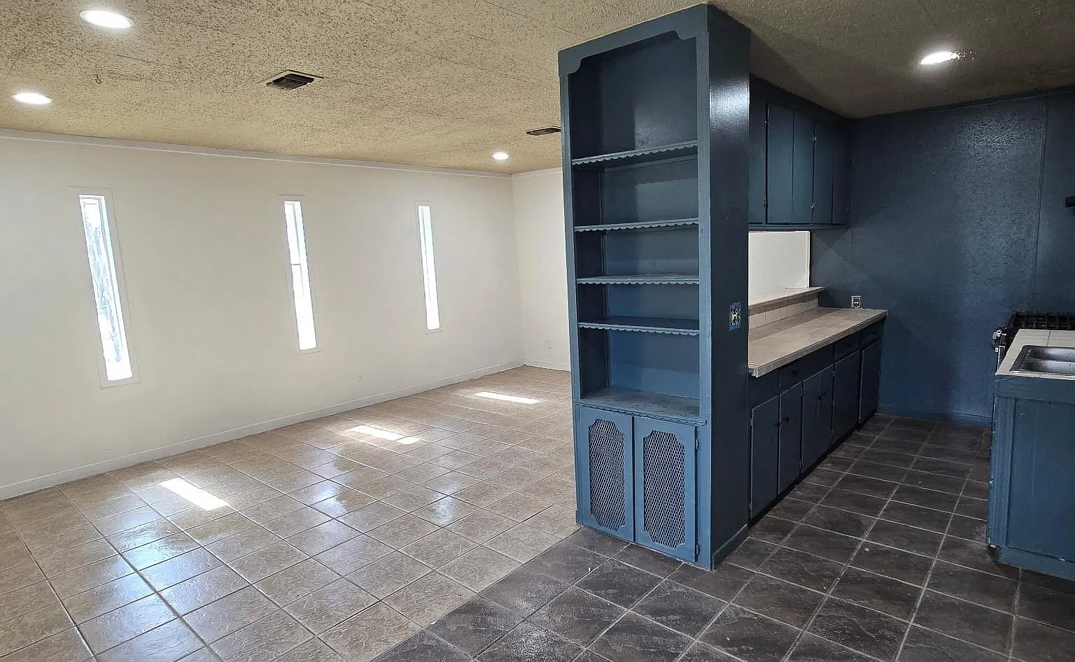 2 bed, 1.0 bath, 1800 sqft, $1,200 — Photo 4
