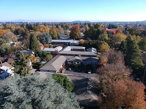Welcome to Irvington Court Apartments - Mid-century living in the heart of Portland's Irvington n... Photo 1