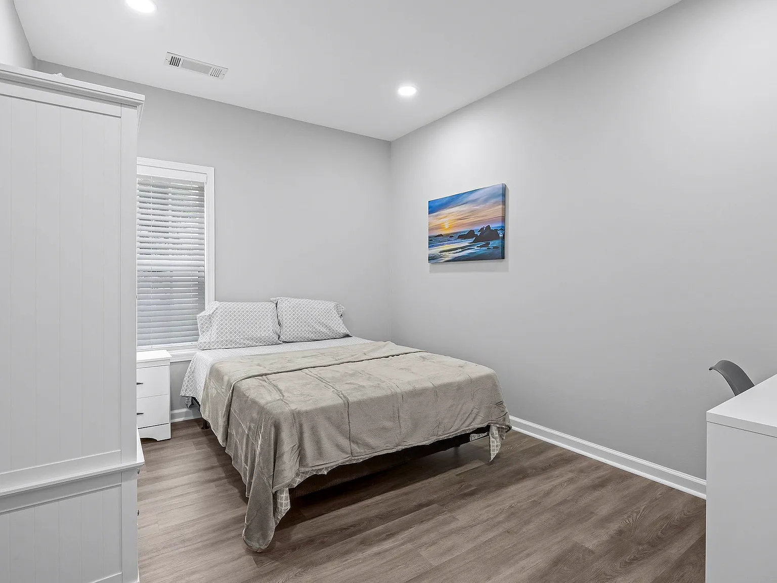 4 bed, 3.0 bath, 1959 sqft, $892 — Photo 1