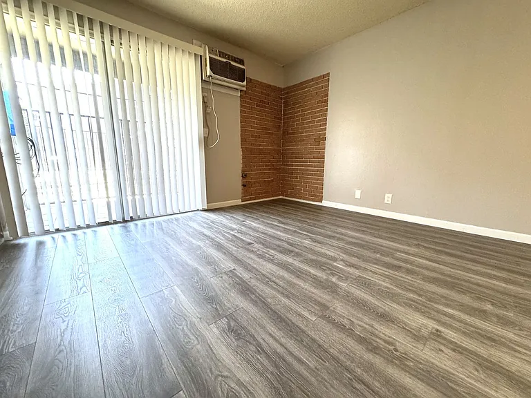 195 E Pacific Ave — Photo 6