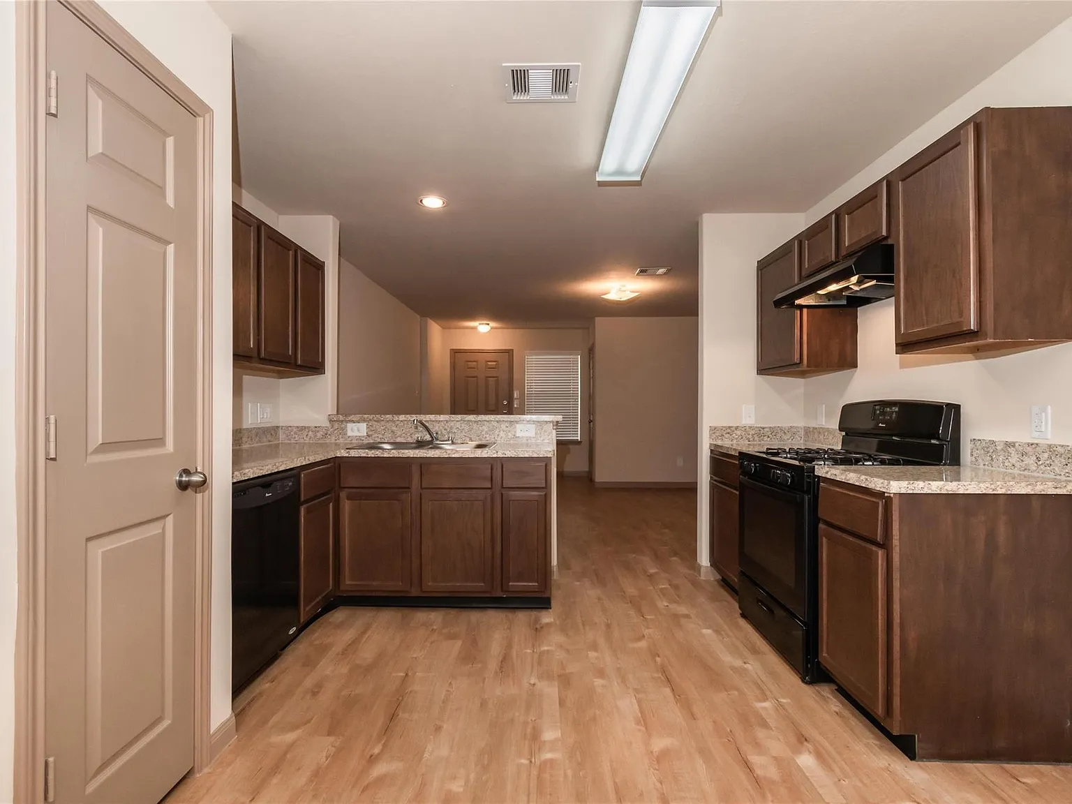 4 bed, 2.5 bath, 1917 sqft, $2,095 — Photo 4