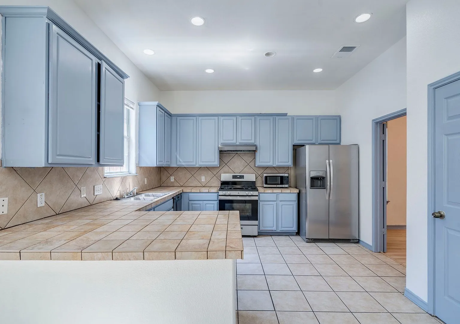 Available Now! Spacious 6-Bedroom, 4.5-Bathroom House With Garage — Photo 2