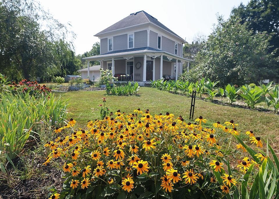 1st image of 715 10th St