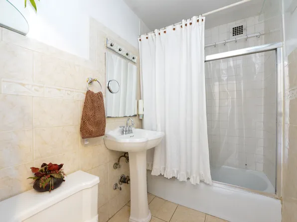 61-20 Grand Central Pkw image 16 of 24