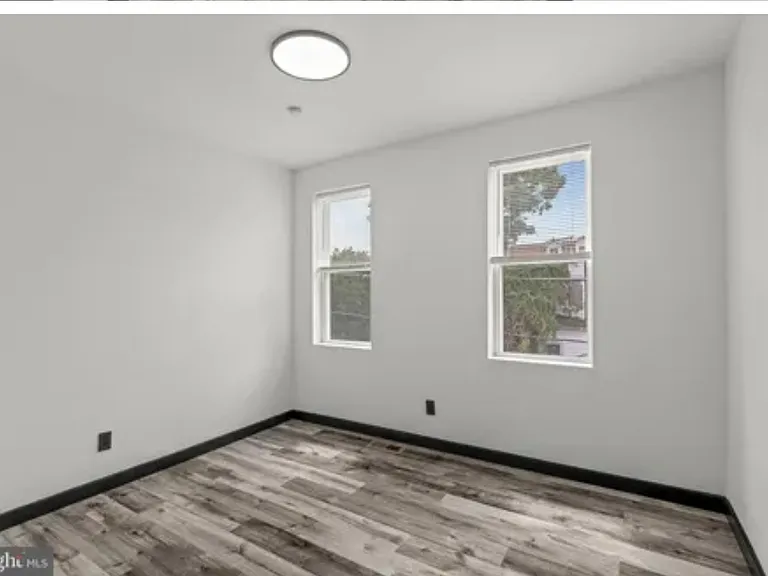 910 Barclay St — Photo 10