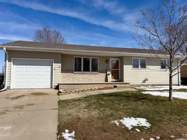 11 Meadow Ln, Kearney, NE 68845