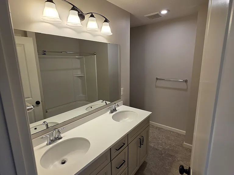 Guest Bathroom with Tub