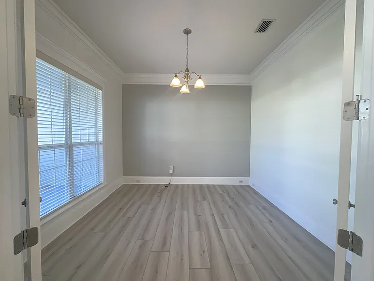 3650 Victoria Dr — Photo 8