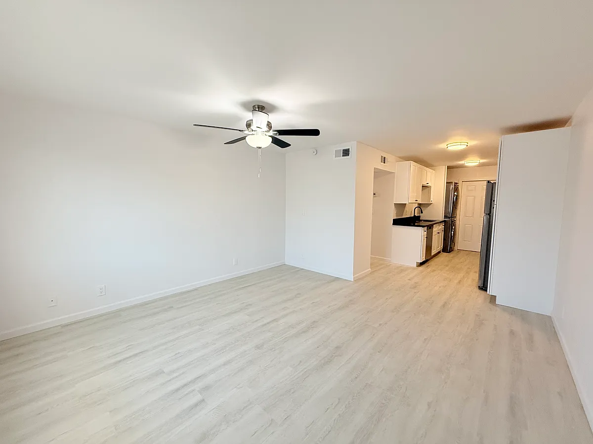 Building Photo - 6020 N 21st Ave #18