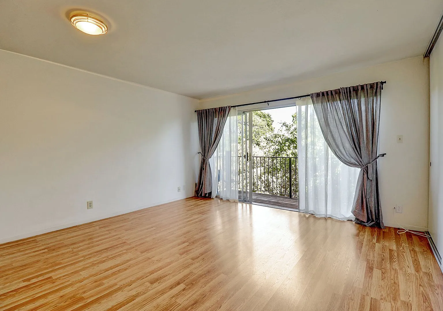 Cozy Top-Floor Studio in Adam's Point — Photo 4