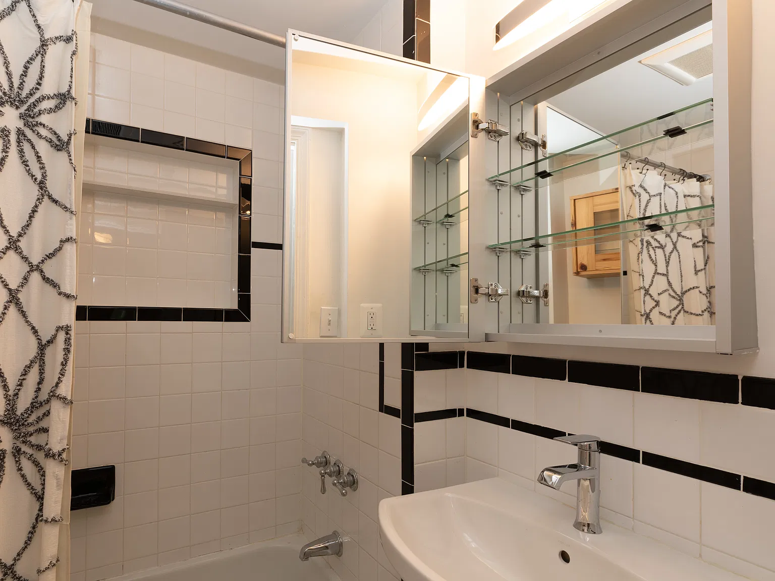 2 bed, 1.5 bath, 1200 sqft, $3,200 — Photo 1