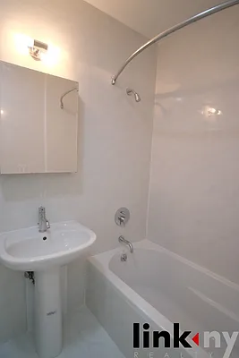 Rented by Link NY Realty | media 18