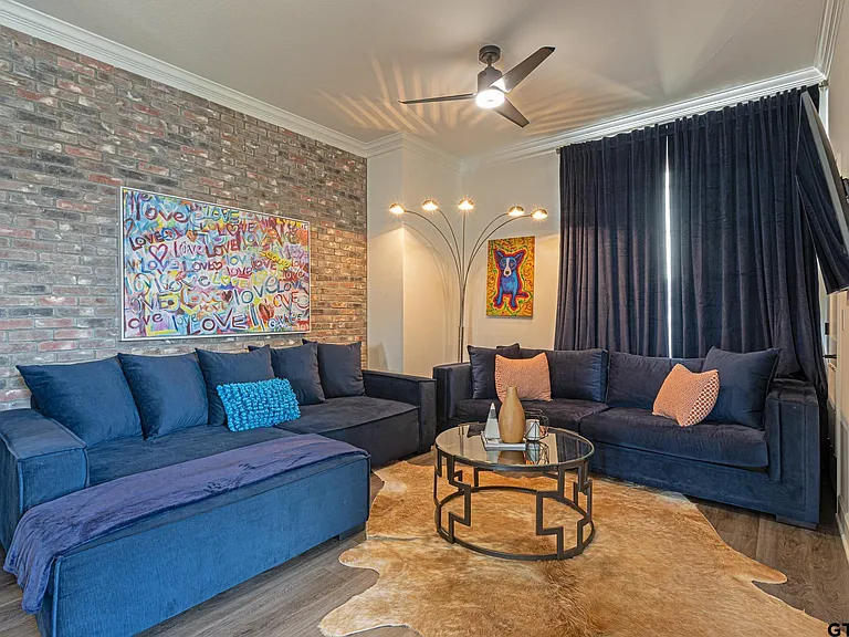 540 W Erwin St — Photo 8