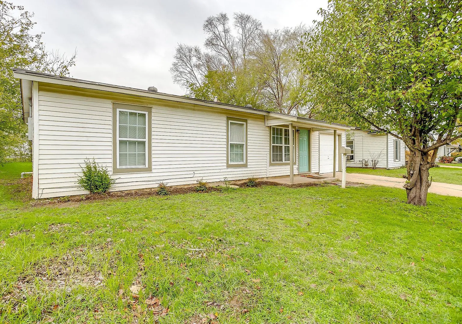 Amazing 3 Bed, 1 Bath in NE Fort Worth, Ready for New Tenants- 76111 — Photo 2
