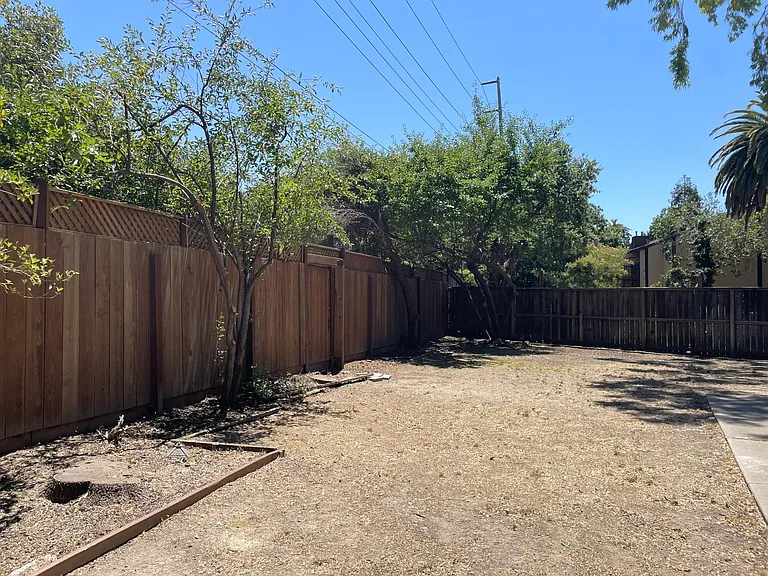 212 Ludell Dr — Photo 17
