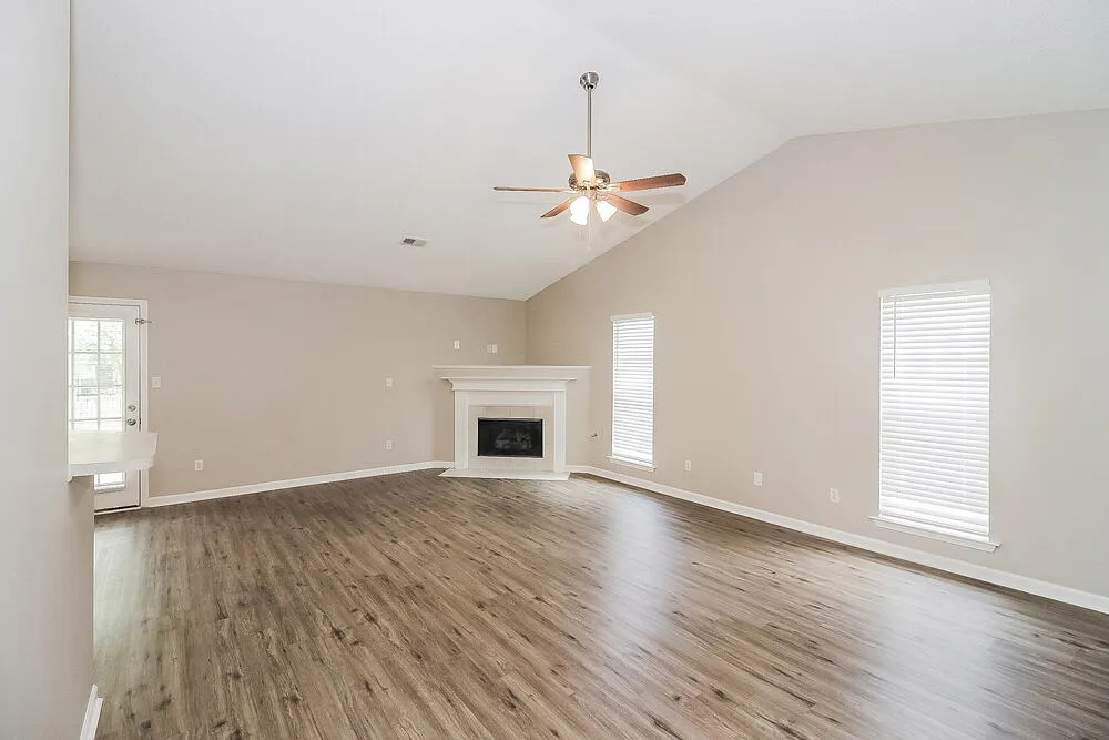 3 bed, 2.0 bath, 1602 sqft, $2,010 — Photo 3