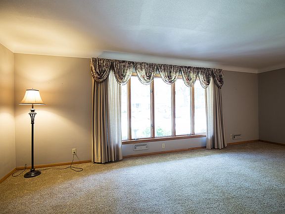 3rd image of 9 Manor Cir