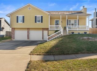 1629 NE Whitestone Dr, Lees Summit, MO 64086