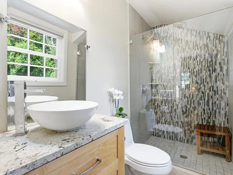 Master bathroom ensuite.