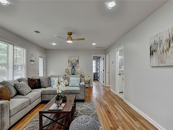5th image of 559 Westmeath Dr SW