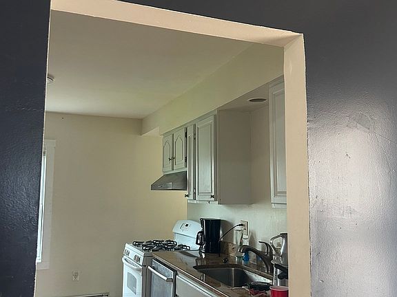 5th image of 105 Spruce St