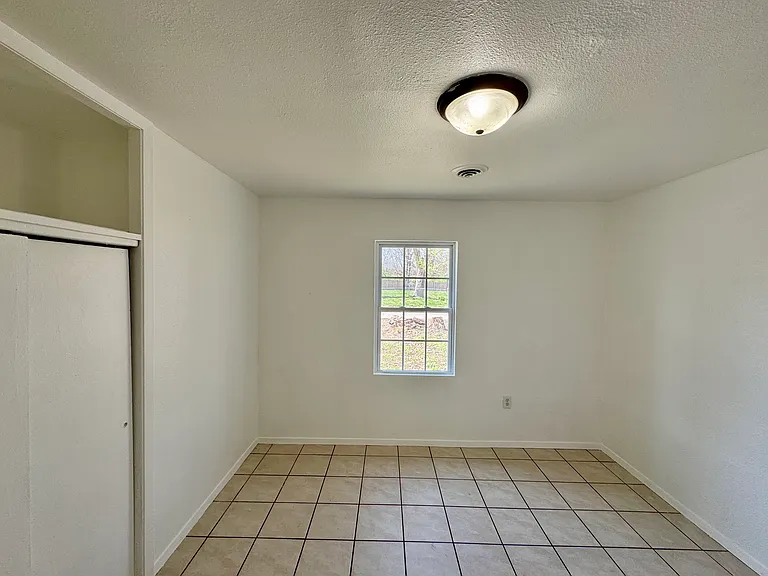 8 Louise Ln — Photo 7