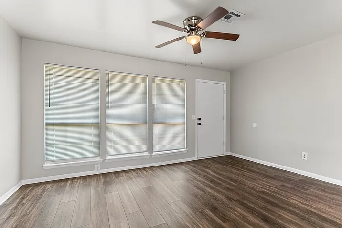 4 bed, 1.0 bath, 1320 sqft, $1,549 — Photo 2