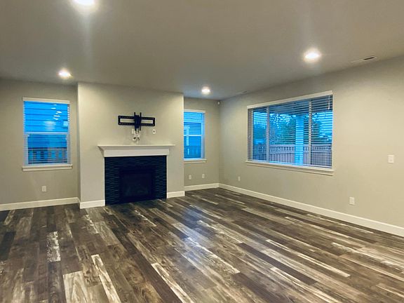 Living room (18' x 17').