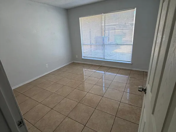 5935 Fairgreen St, San Antonio, TX 78242