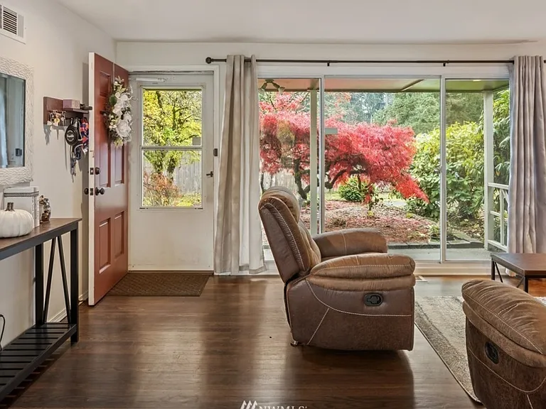 5823 Hillcrest Dr SW — Photo 2