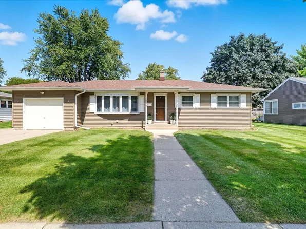 1328 Meadow Lark LANE, Waukesha, WI 53188