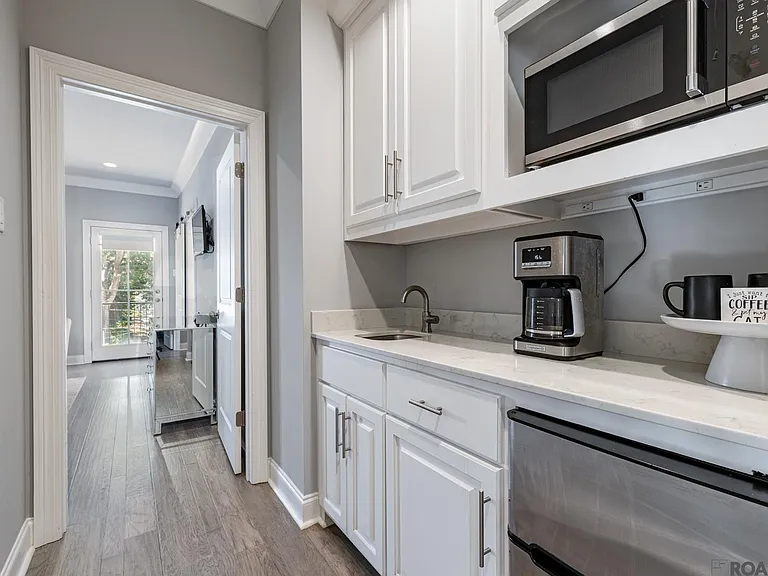 817 Saint Rose Ave — Photo 10