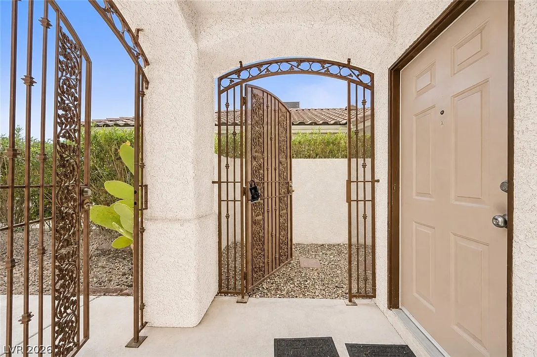 5 bed, 3.0 bath, 2194 sqft, $2,395 — Photo 2