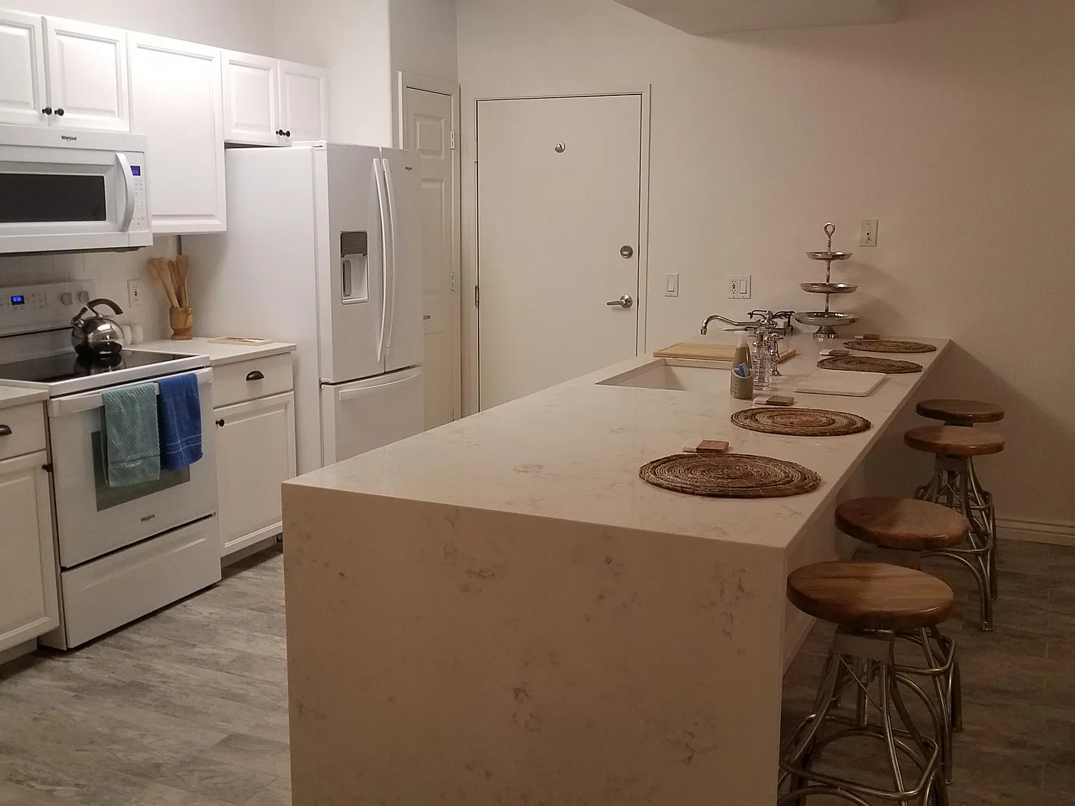 3 bed, 2.0 bath, 1326 sqft, $3,500 — Photo 3