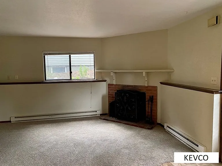 620-622 Endicott St — Photo 2