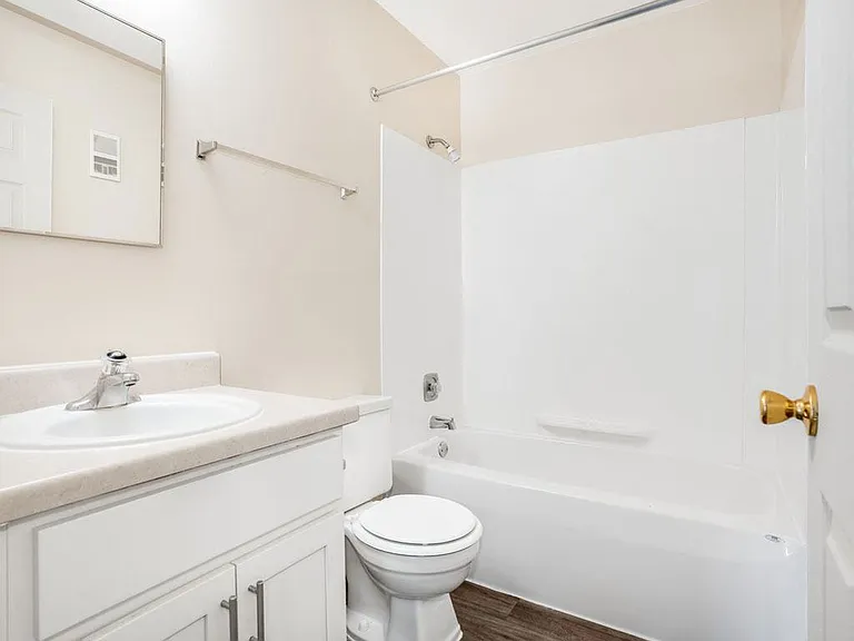 Wood Creek Apartments — Photo 20