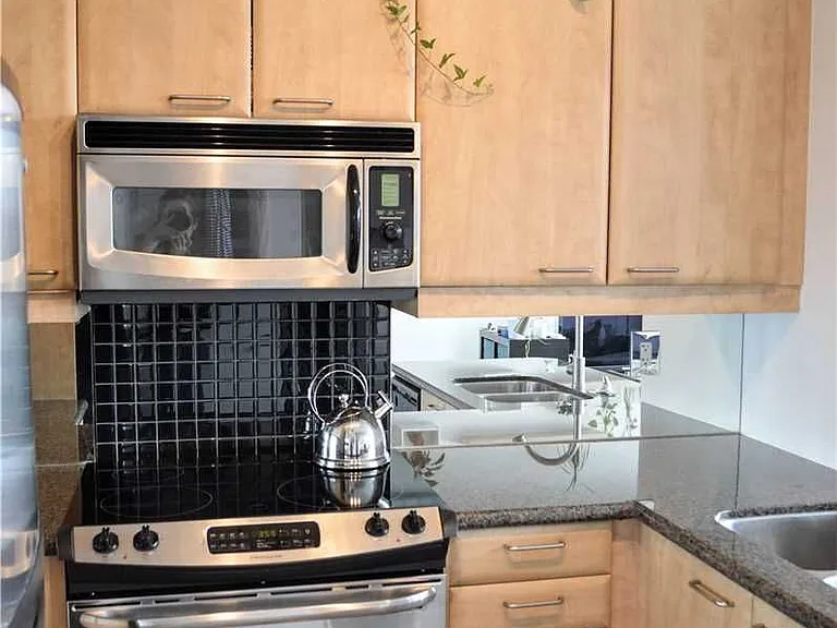 955 Queen St W #Penthouse 15 — Photo 5