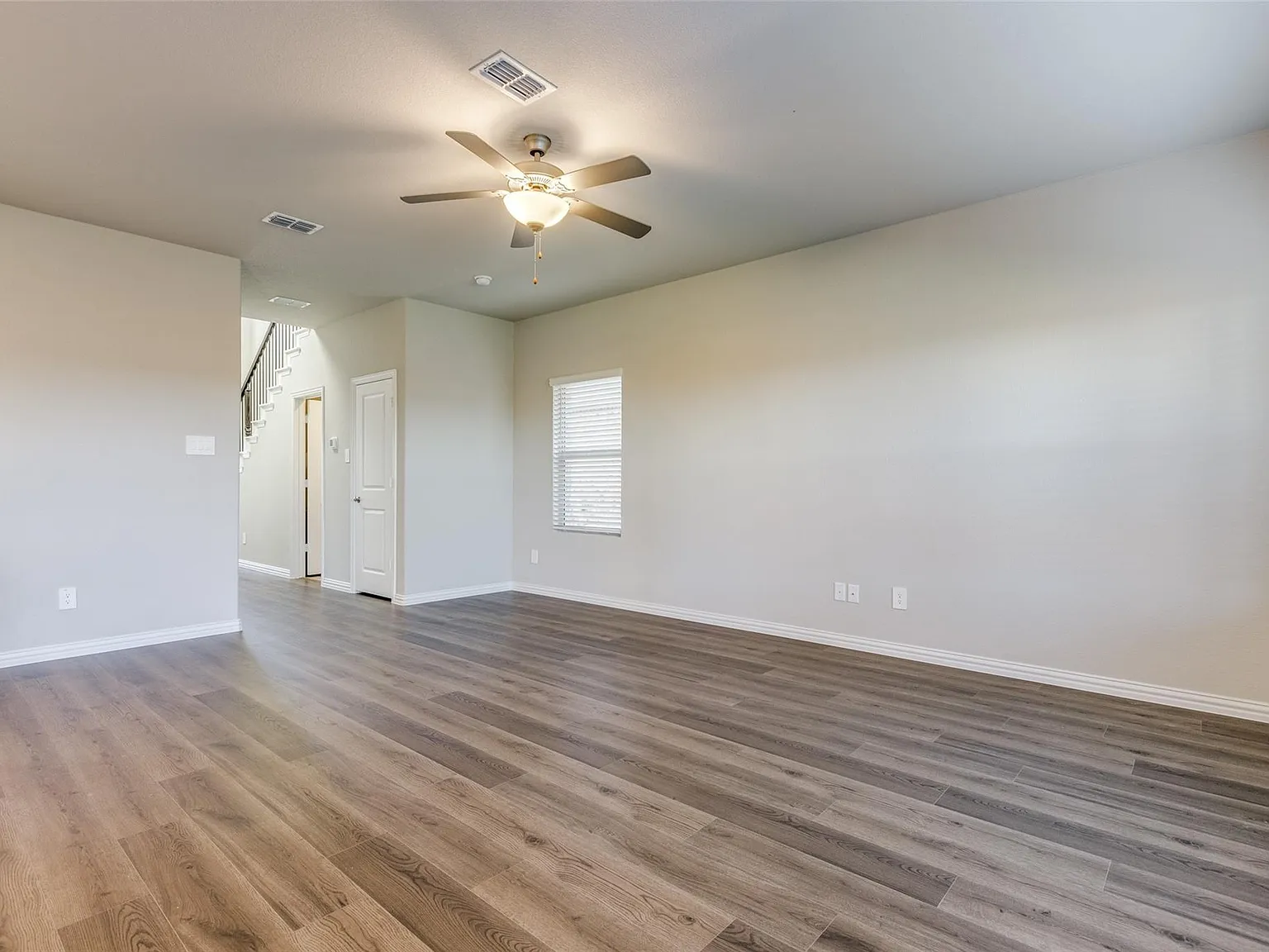 3 bed, 2.5 bath, 1948 sqft, $2,100 — Photo 3