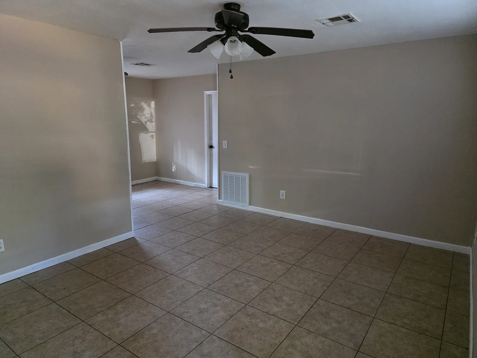 3 bed, 1.5 bath, 1052 sqft, $1,250 — Photo 4