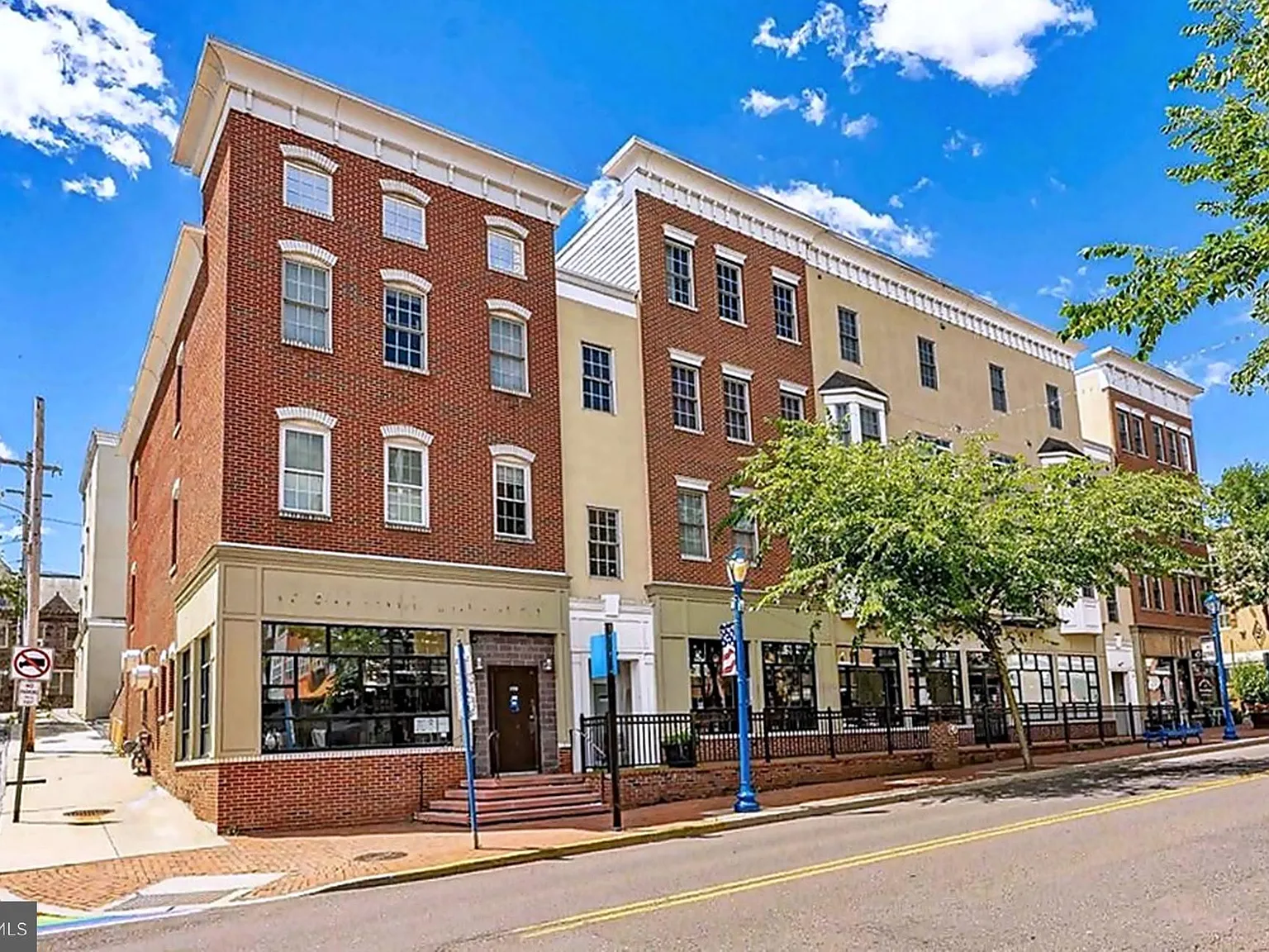 2 bed, 2.5 bath, 1404 sqft, $2,700 — Photo 2