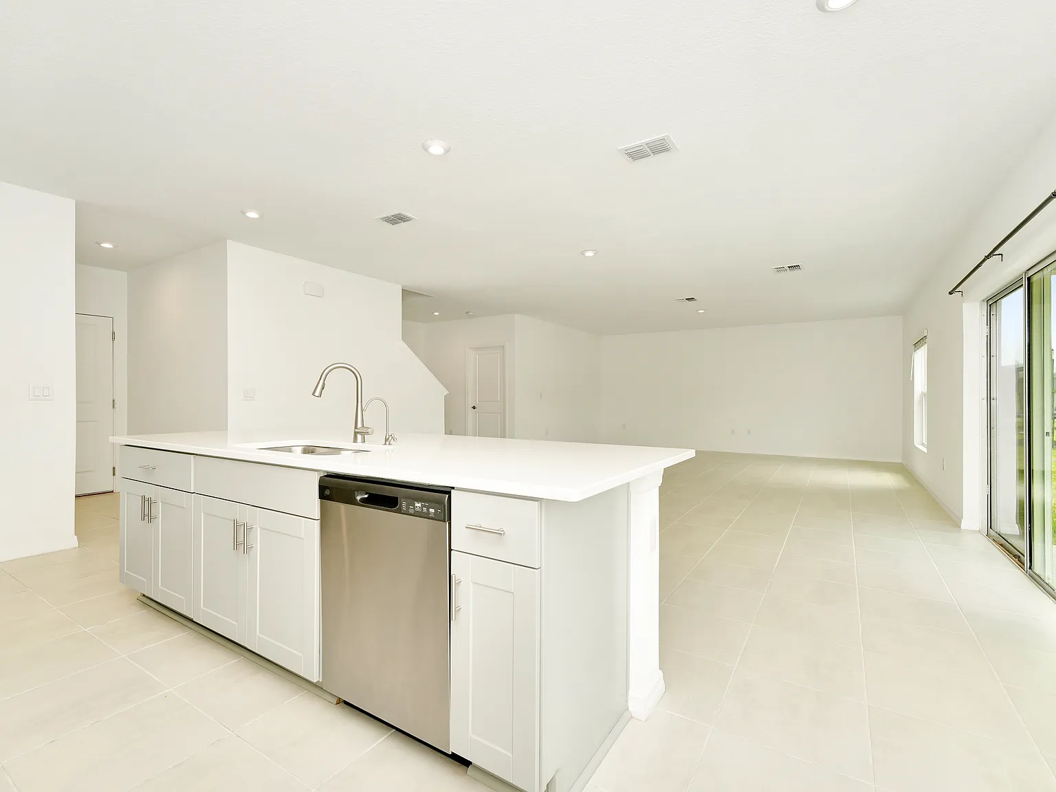 5 bed, 2458 sqft, $2,650 — Photo 4