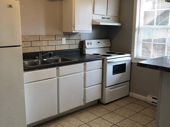 Updated kitchen w/ modern appliances