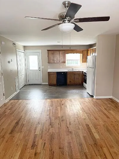 2 bed, 1.5 bath, 1008 sqft, $950 — Photo 2