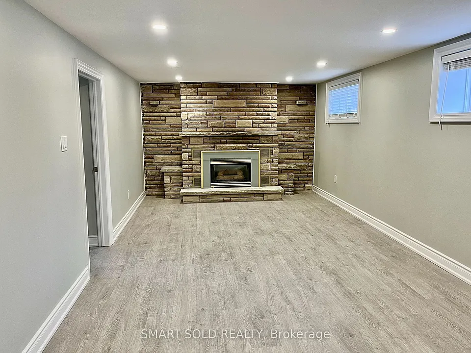 52 Monkswood Cres #LOWER