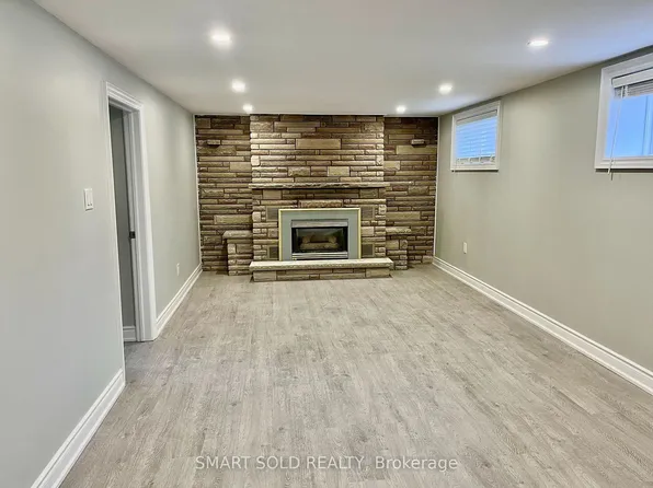 52 Monkswood Cres, Newmarket, ON L3Y 2K1