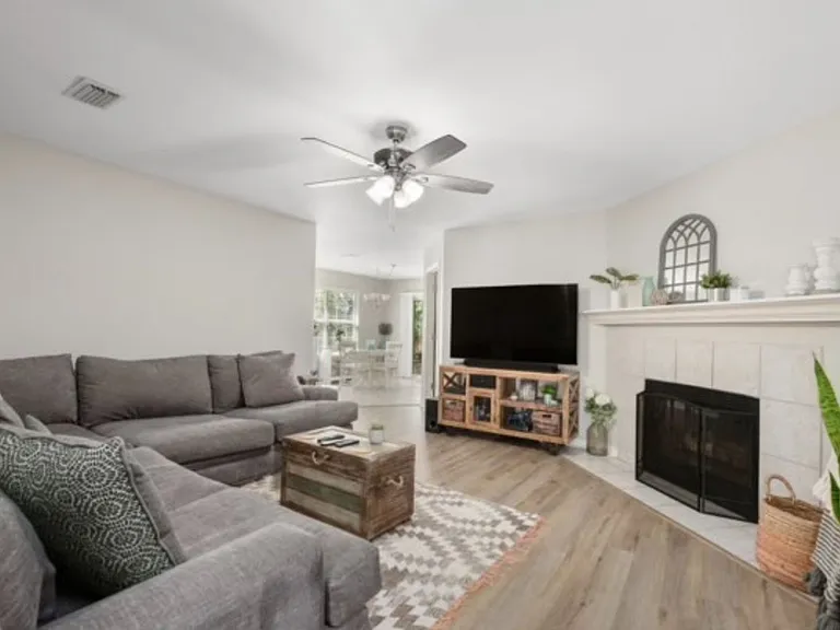 1270 Laura Ln — Photo 3