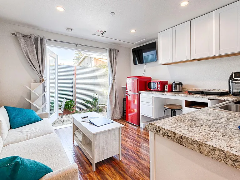 515 Mountain View Ave #D — Photo 9