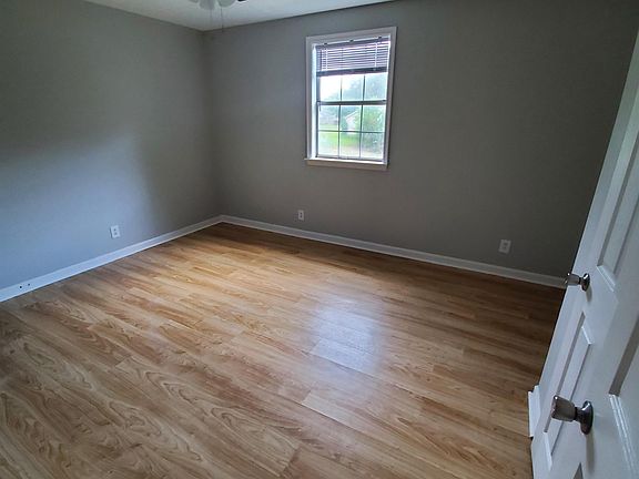 3rd image of 118 N Poole St #B